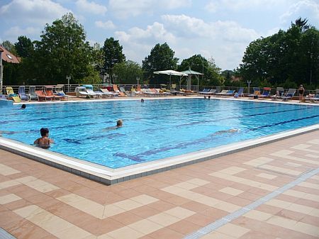 Outdoor and indoor thermal pool in Thermal Hotel Mosonmagyarovar