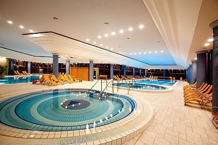 Swimming pool in Greenfield spa thermal hotel - wellness treatments in Bukfurdo - thermal water and medical treatments in Bukfurdo