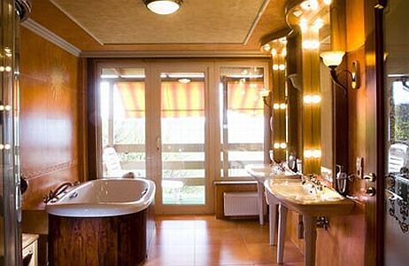 Bathroom with terrace and panoramic view in the Hotel Silvanus