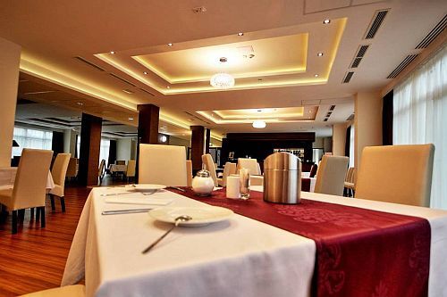 Elegant restaurant in Hotel Aurora in Miskolctapolca