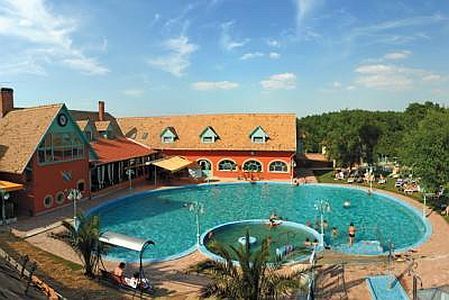 Termal Hotel Liget Erd - Outdoor swimming pool - 3-star thermal hotel in Erd - 15kms from Budapest